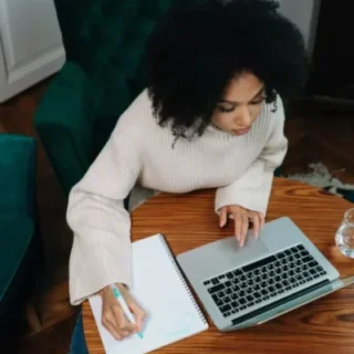 Estudante conferindo gabarito OBMEP