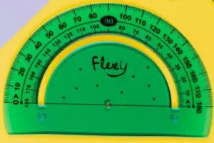 Transferidor de meia volta para medir ângulos.