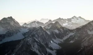 Conjunto de várias montanhas