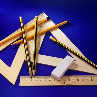 Esquadros e compasso representando a geometria